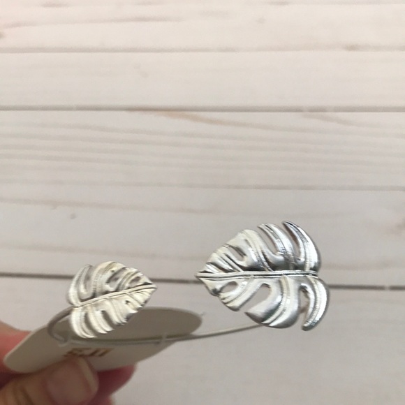 ⭐️NEW⭐️. Leaf Bracelet Cuff - Picture 2 of 6